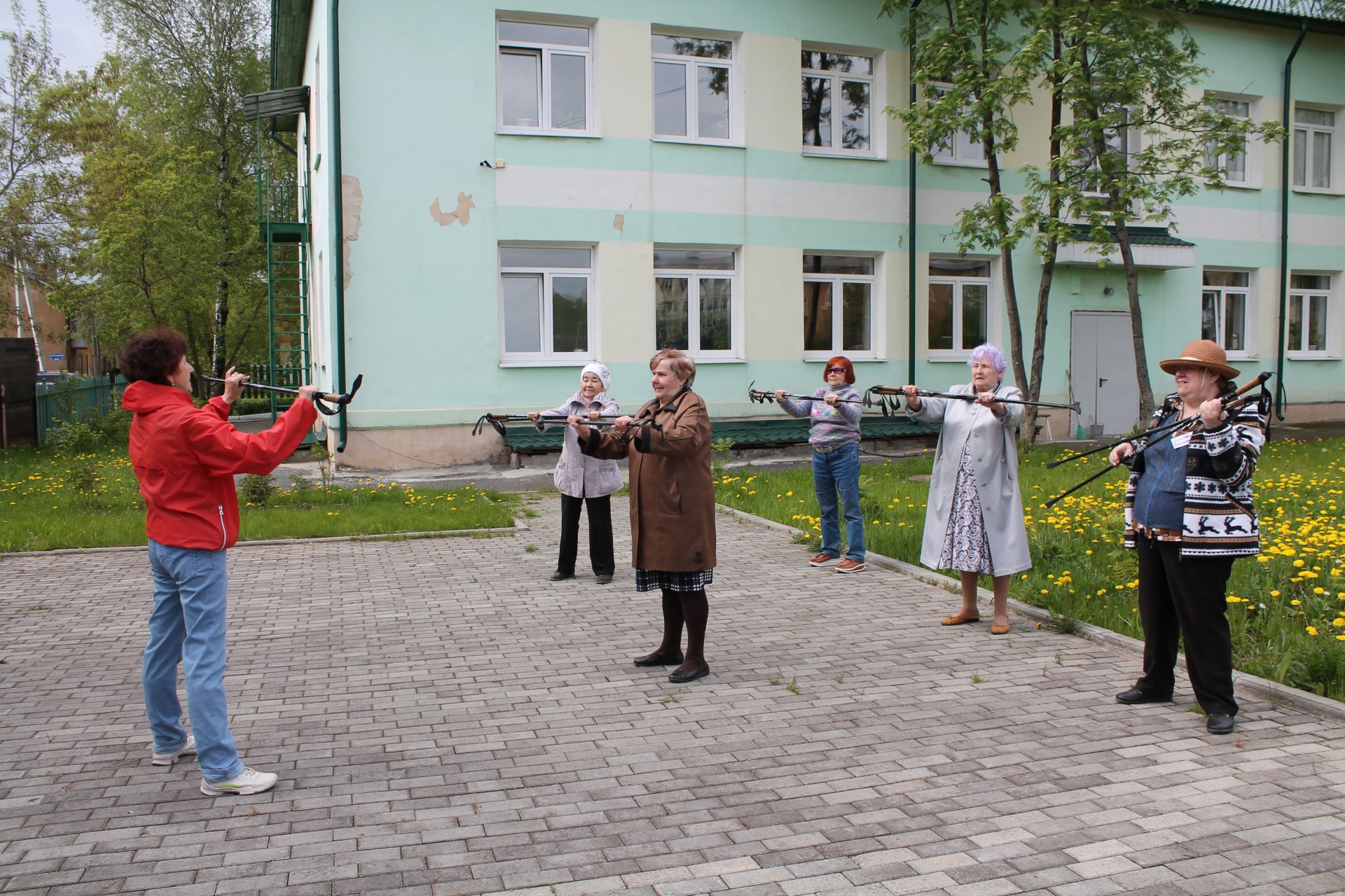 Занятия скандинавской ходьбой :: Новости :: Государственное автономное  учреждение социального обслуживания населения Свердловской области  «Комплексный центр социального обслуживания населения «Золотая осень»  города Нижний Тагил»