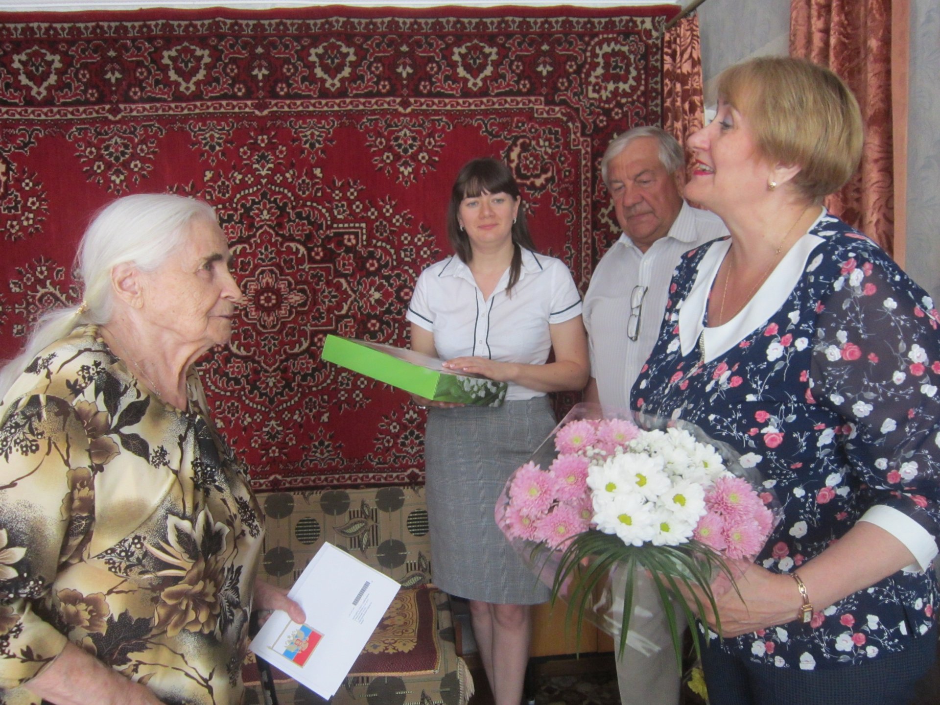 90-летие отметила Ольга Савельевна Бородина :: Новости :: Государственное  автономное учреждение социального обслуживания населения Свердловской  области «Комплексный центр социального обслуживания населения «Золотая осень»  города Нижний Тагил»